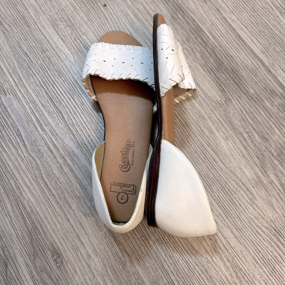 COASTERS genuine leather women’s white flat sandals shoes. GUC.